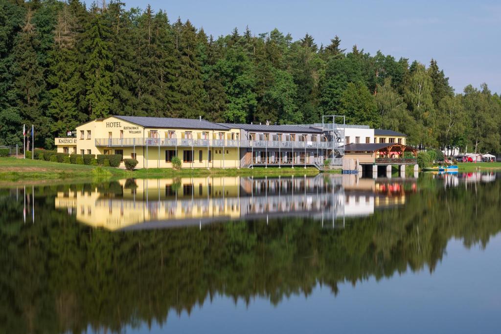 a large building sitting on top of a lake at Hotel&Wellness Knížecí rybník in Tábor