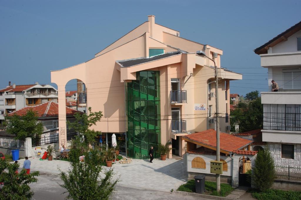 un edificio con una ventana verde en una ciudad en Sea Horse en Burgas