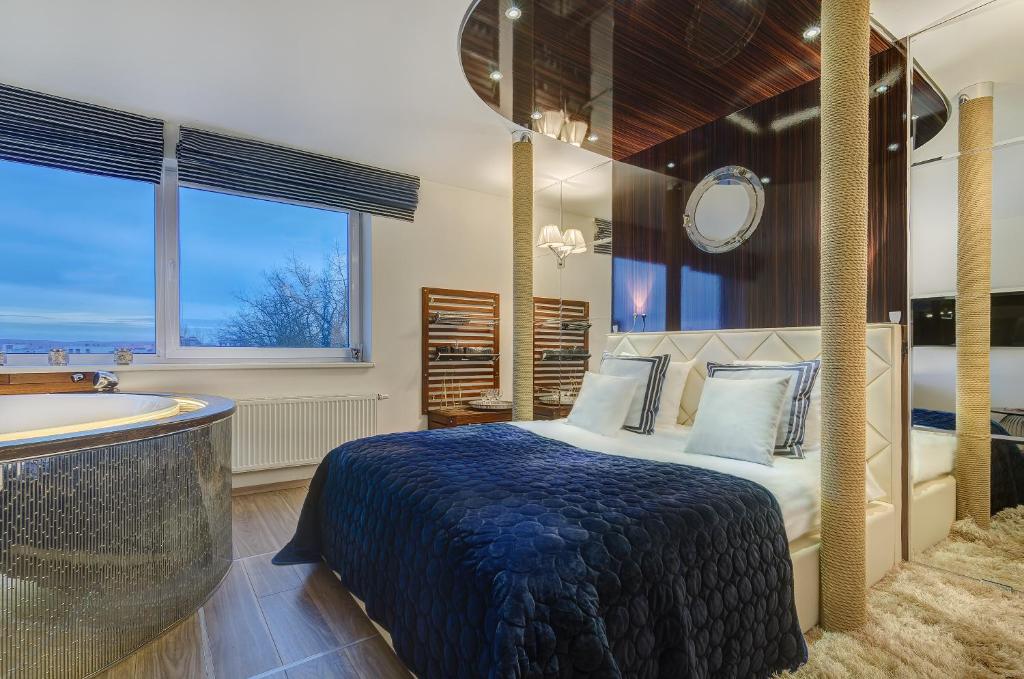 una camera con vasca, un letto e un bagno di June street Spa apartments a Vilnius