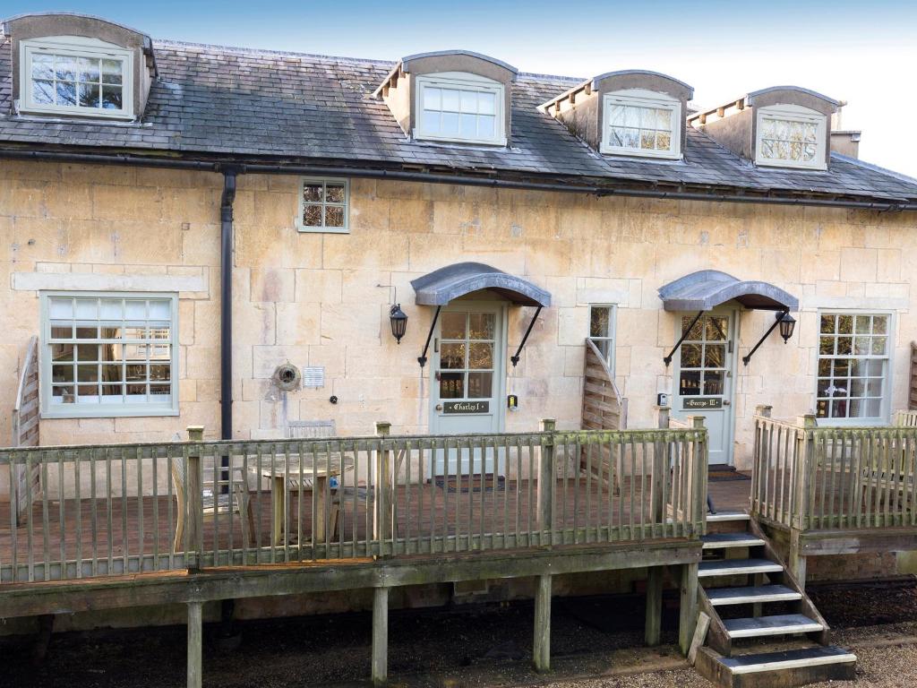 Casa antigua con porche de madera y ventanas en Charles I en Winchcombe