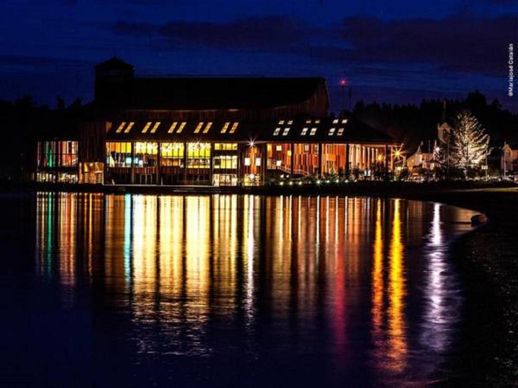 Výhled na řeku, která protéká v blízkosti hotelu