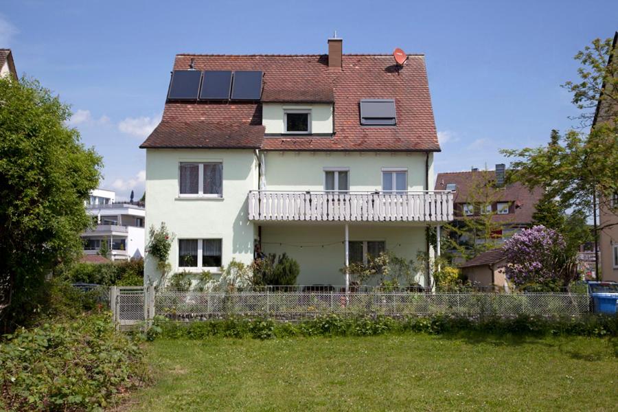 uma casa branca com painéis solares no telhado em Haus Josefine em Friedrichshafen