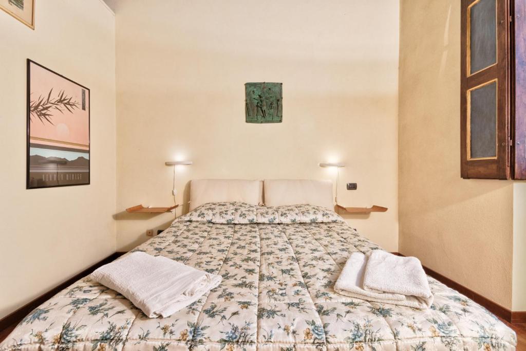 A bed or beds in a room at Palazzo Di Città Elegant Apartment