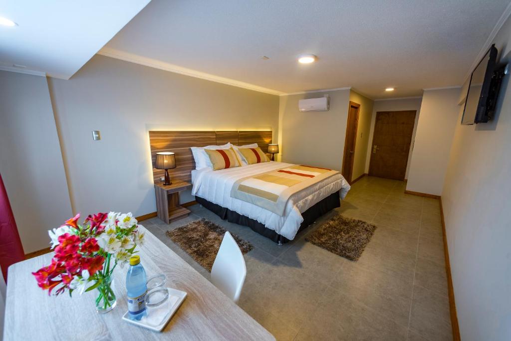 Una cama o camas en una habitación de Hotel Insigne