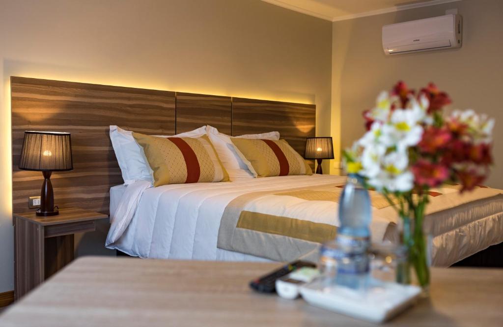 Una cama o camas en una habitación de Hotel Insigne