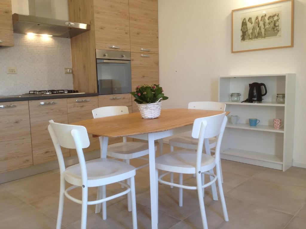 アルゲーロにあるVIAXX 51のキッチン(木製テーブル、白い椅子付)