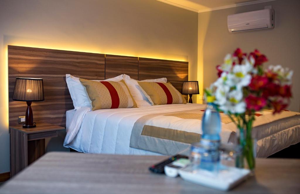 Una cama o camas en una habitación de Hotel Insigne