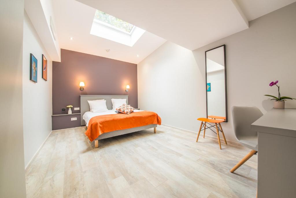 Postel nebo postele na pokoji v ubytování Mandarina Hotel Luxembourg Strassen