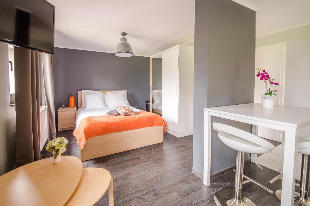 Postel nebo postele na pokoji v ubytování Mandarina Hotel Luxembourg Strassen