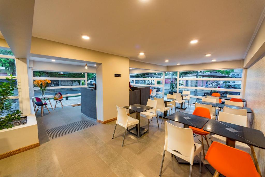 Un restaurante u otro lugar para comer en Hotel Insigne