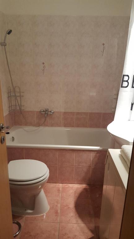 Kúpeľňa v ubytovaní Liget Apartment, Terrace, Free Parking, AC