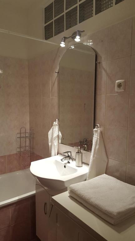 Kúpeľňa v ubytovaní Liget Apartment, Terrace, Free Parking, AC