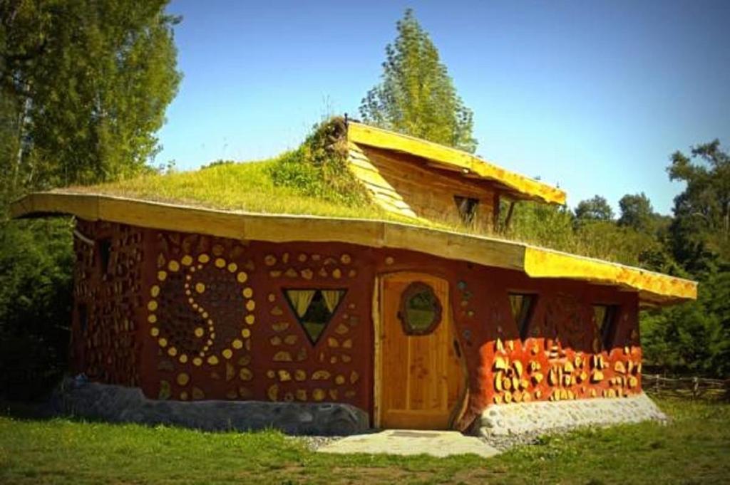 李肯雷的住宿－Cabañas Ecologicas Valacirca，屋顶上草的小房子