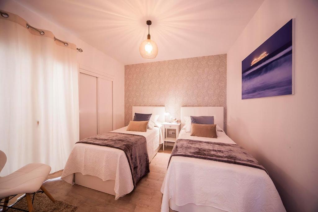 En eller flere senge i et værelse på Luxury Art Apartment