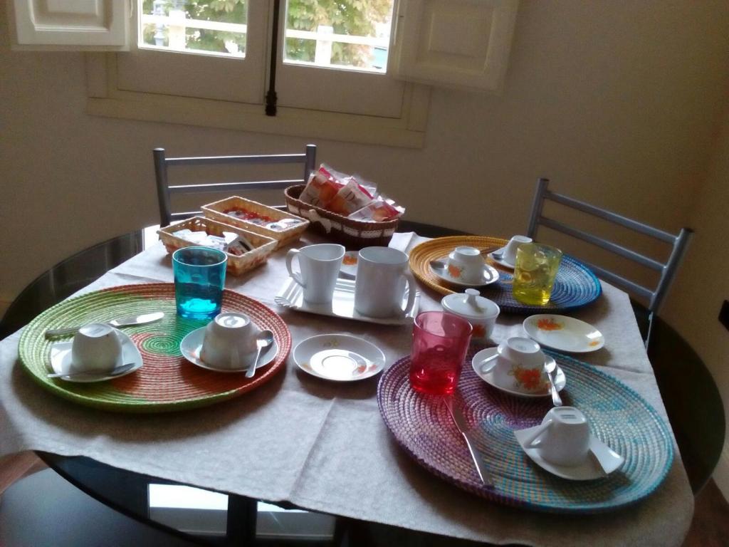 une table avec des assiettes de nourriture au-dessus dans l'établissement B&B dal Cardinale, à Ozieri