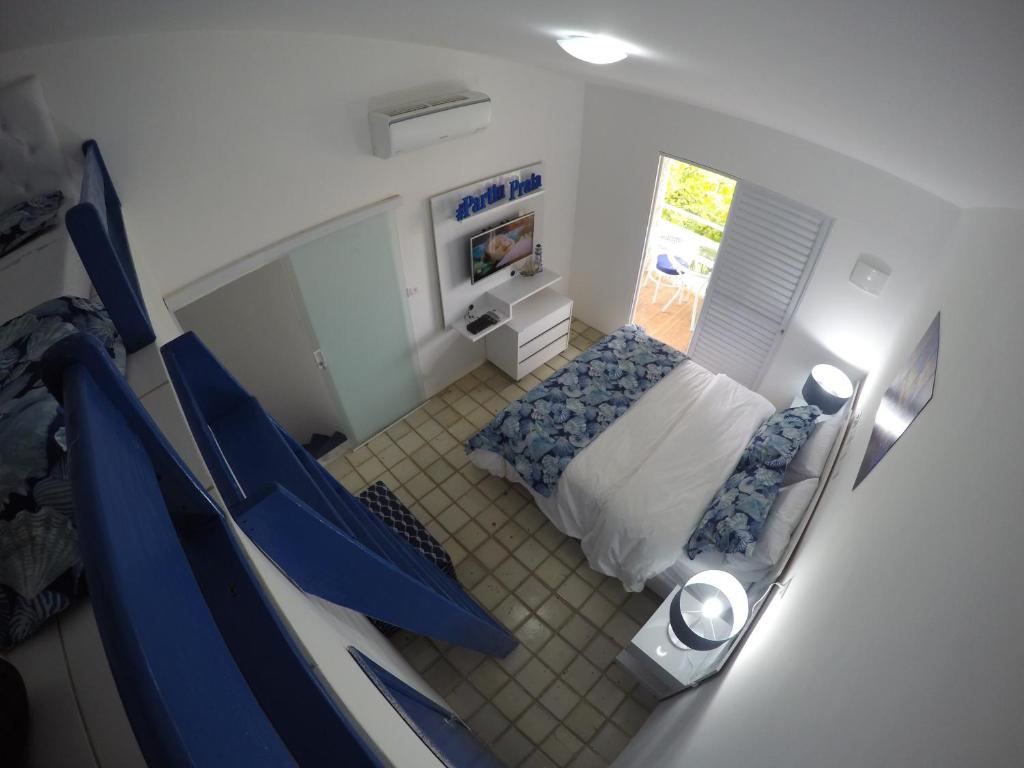 an overhead view of a bedroom with a bed at Village Galés Maragogi in Maragogi