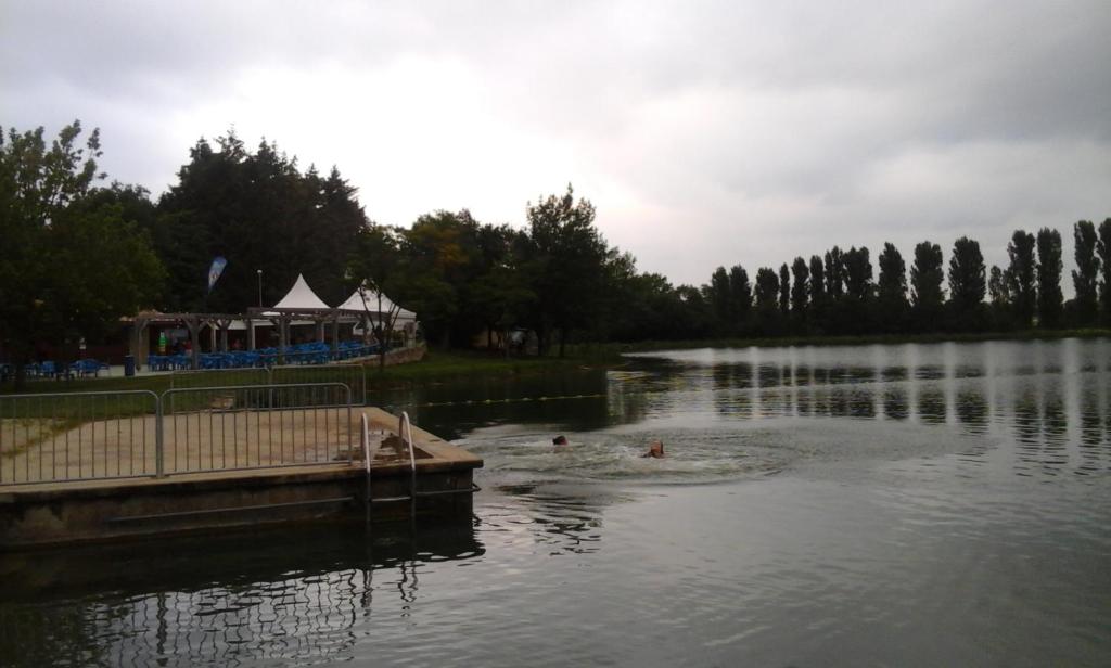 une personne nageant dans un étang dans un parc dans l'établissement Le Gargantua, à Lavelanet