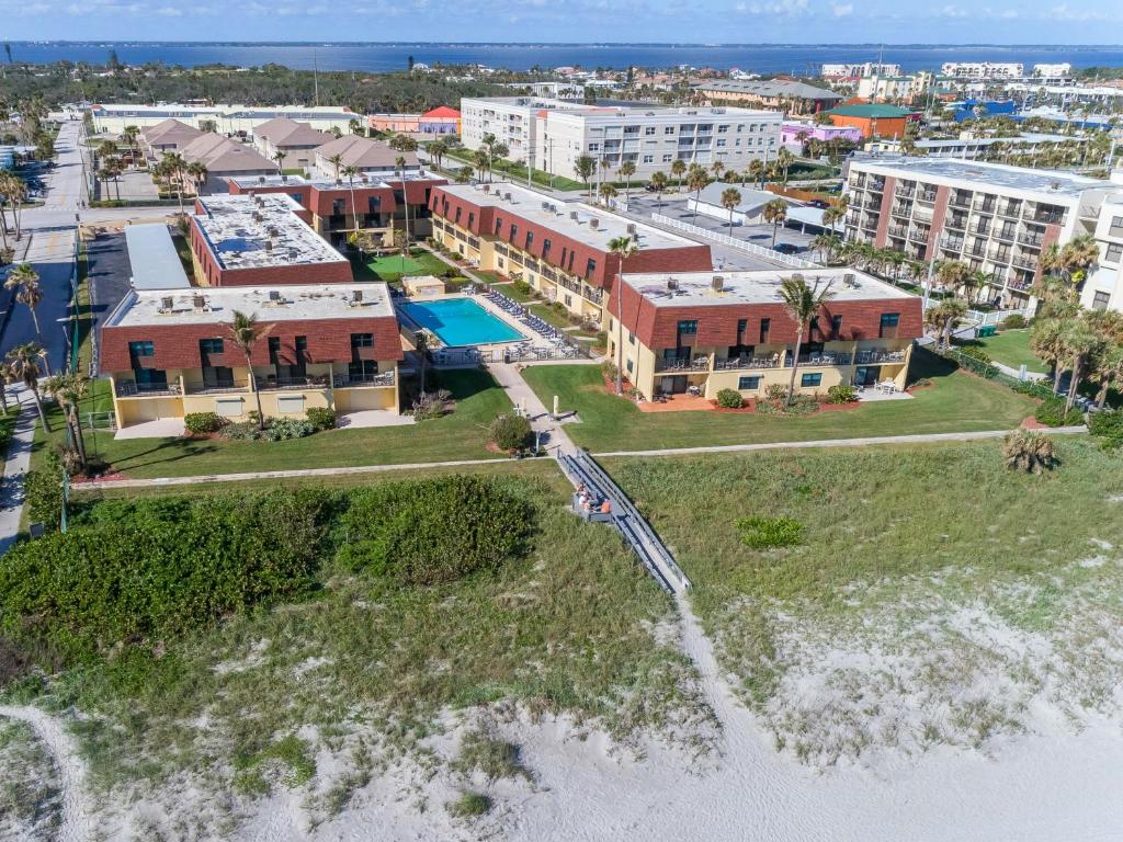 een luchtzicht op een resort met een zwembad bij Cocoa Beach Club in Cocoa Beach