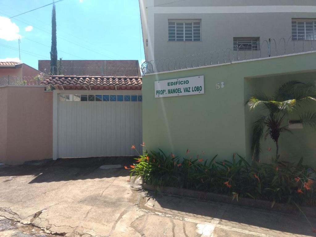 un edificio con una puerta con un cartel. en Ed. Profº Manoel Vaz Lobo, en Mococa