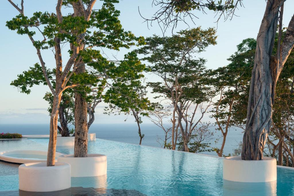 The swimming pool at or close to Encanto Acapulco