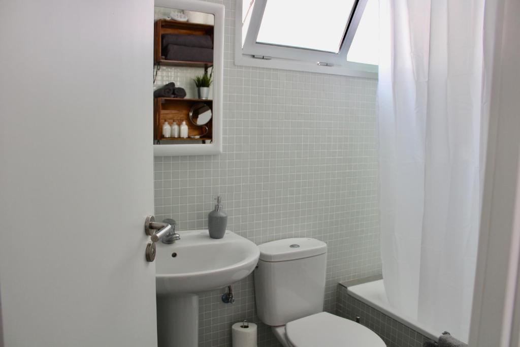 Koupelna v ubytování Sea View Apartment in El Médano with pool & private parking space
