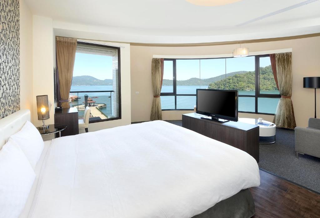 Hu Yue Lakeview Hotel - King Oda - Göl Manzaralı