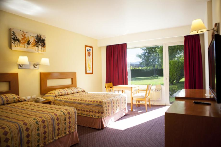 Cette chambre comprend 2 lits et une table. dans l'établissement Hotel Paradise Inn, à Ciudad Victoria