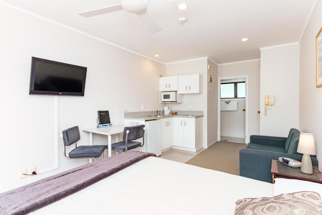 Kuchyň nebo kuchyňský kout v ubytování Outrigger Motel