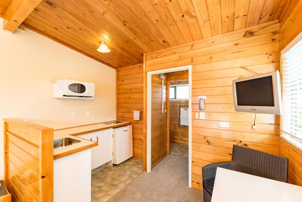 Kuchyň nebo kuchyňský kout v ubytování Outrigger Motel