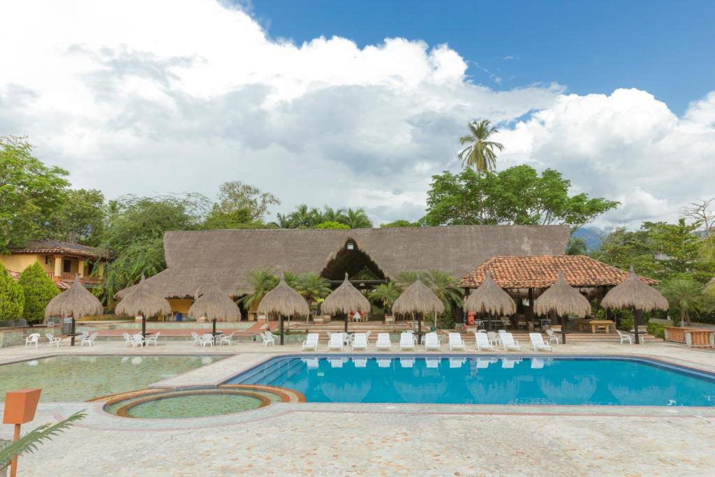 Bazén v ubytování Hotel Portón del Sol nebo v jeho okolí