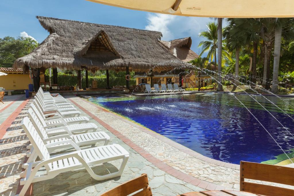 Bazén v ubytování Hotel Portón del Sol nebo v jeho okolí