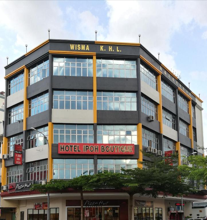 an office building with a hotel for boutique at Ipoh Boutique Hotel in Ipoh