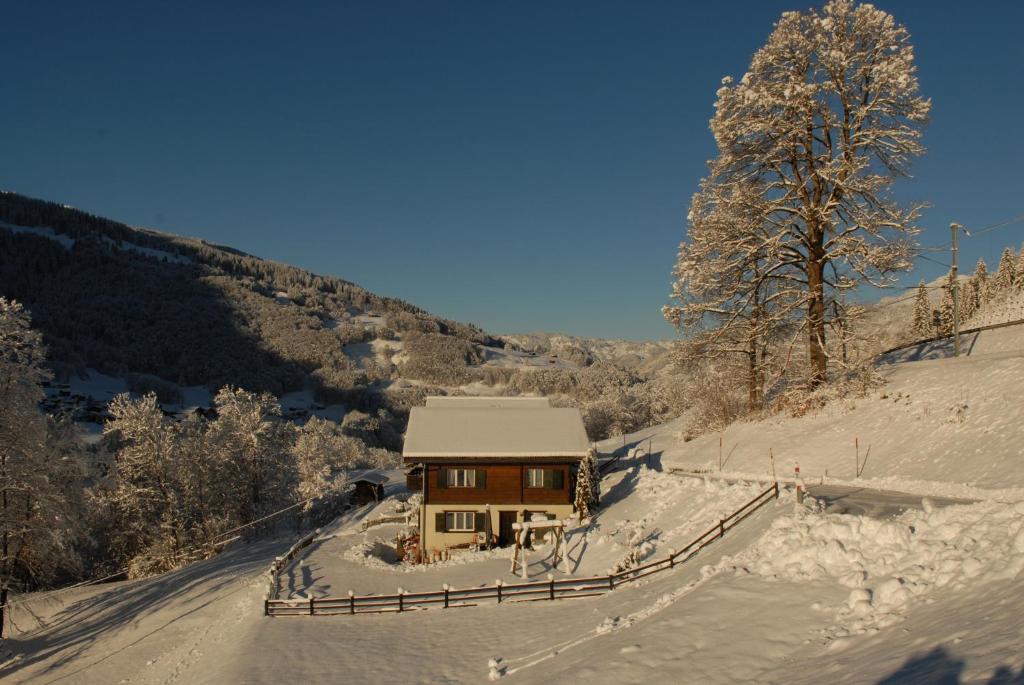 Klosters SerneusにあるFerienwohnungの雪小屋