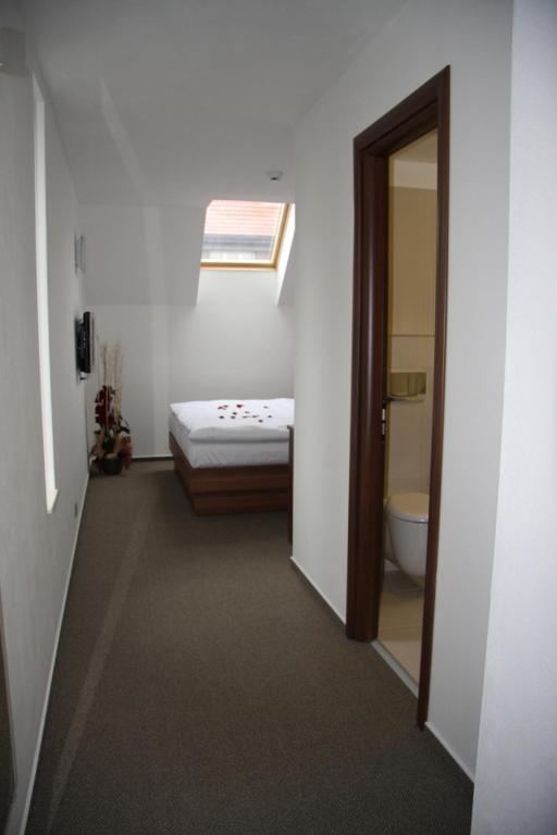 Postel nebo postele na pokoji v ubytování Art Hotel Podebrady