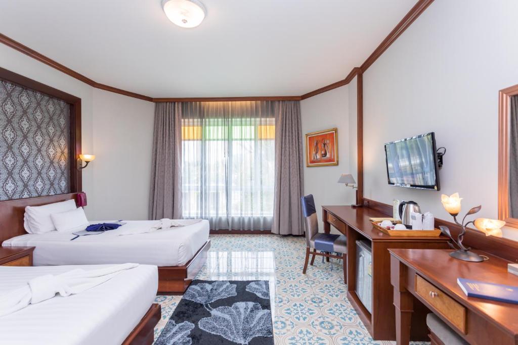 TV a/nebo společenská místnost v ubytování Erawan Hotel