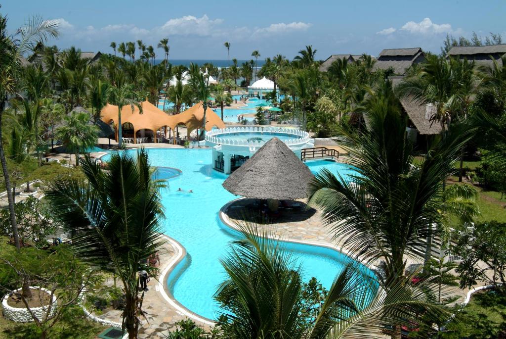 Pemandangan kolam renang di Southern Palms Beach Resort atau di dekatnya