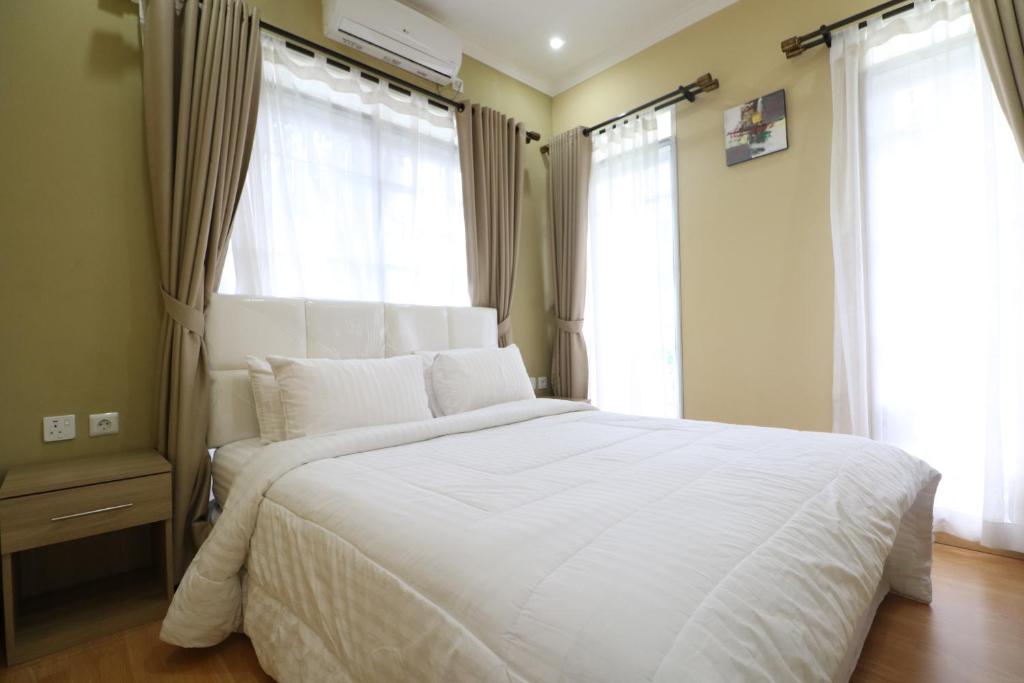 Postel nebo postele na pokoji v ubytování Diyar Villas Puncak M6/12