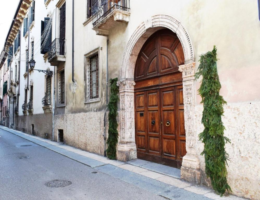 una gran puerta de madera en el lateral de un edificio en Residence Casanova Duomo en Verona