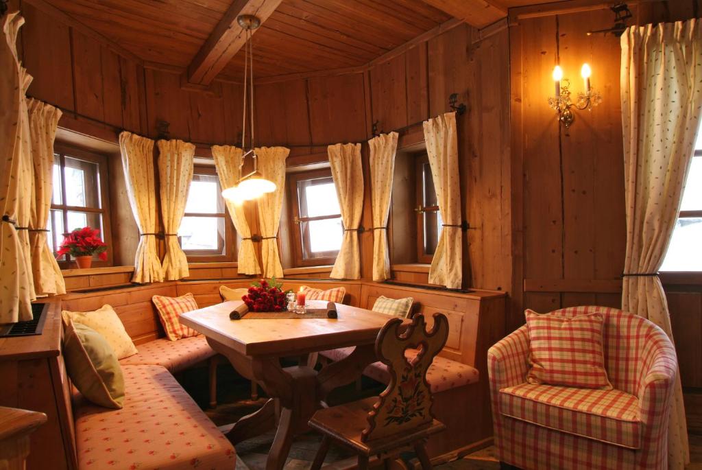 Posezení v ubytování MONDI Schiefe Alm Gastein