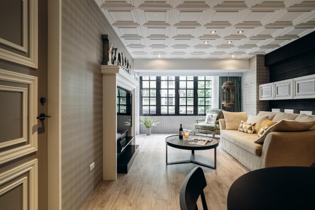 台北市にあるLittle Apartment A+B Welcome Taipei Long Stayのソファとテーブルのあるリビングルーム