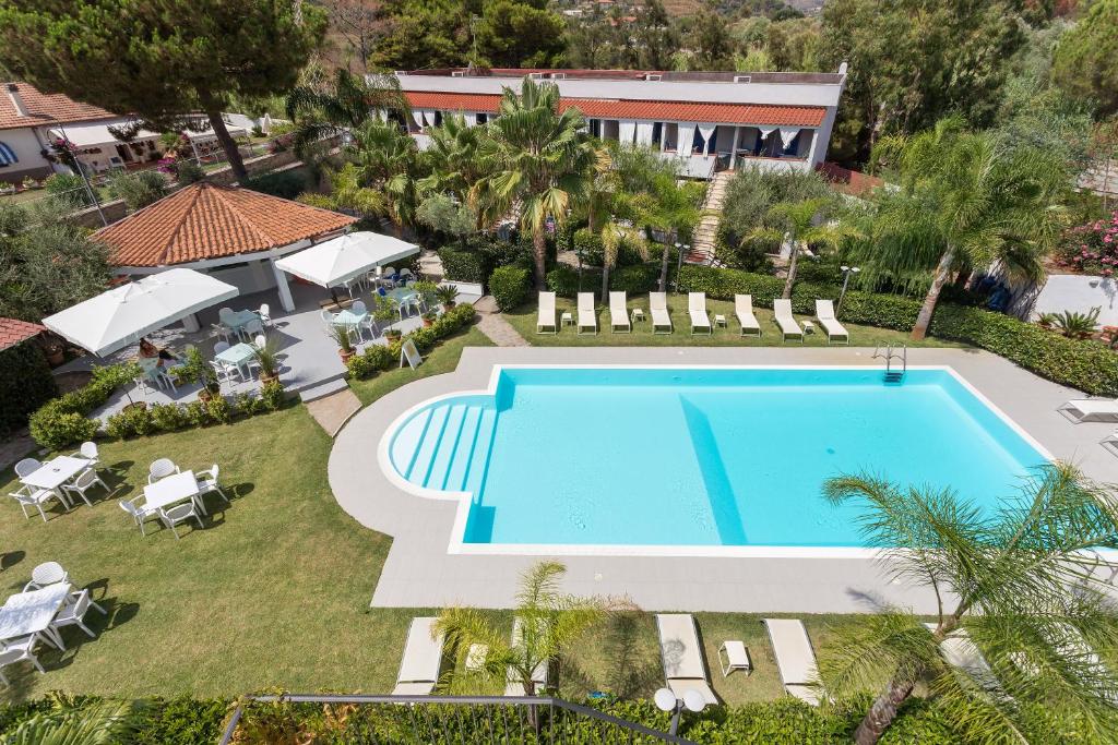 uma vista sobre a piscina no resort em Baia Marticana Residence Hotel em Agnone