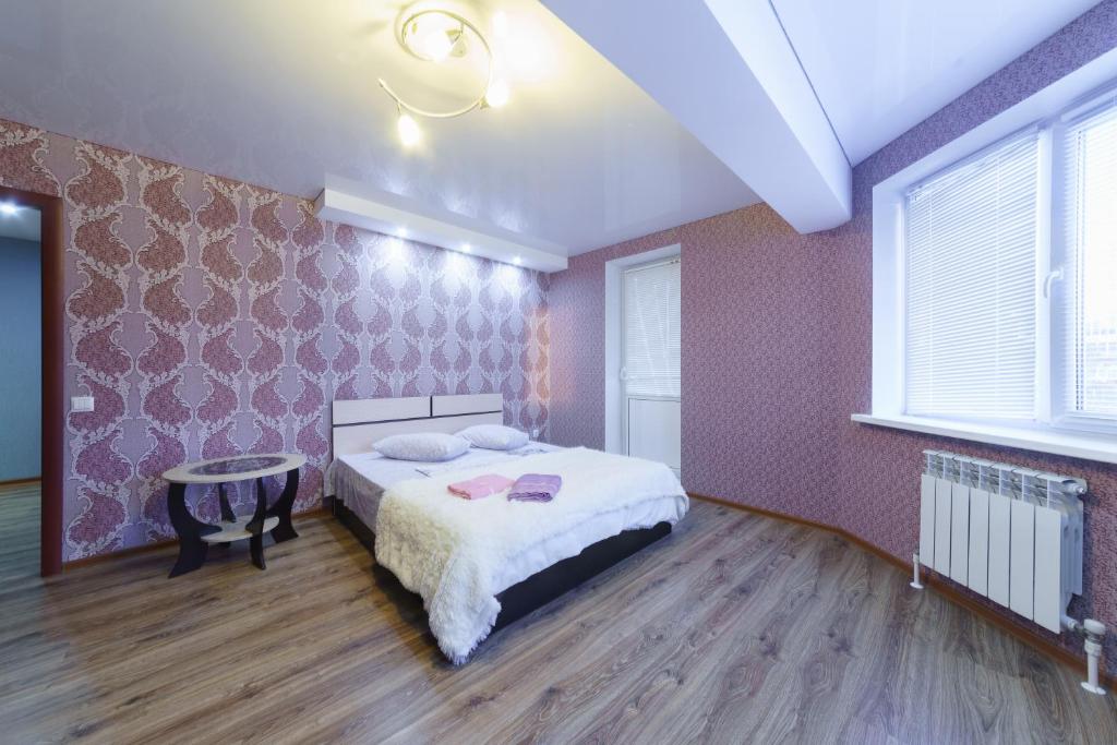 サラトフにあるКвартира на Сакко и Ванцеттиのベッドルーム(ベッド1台、テーブル付)