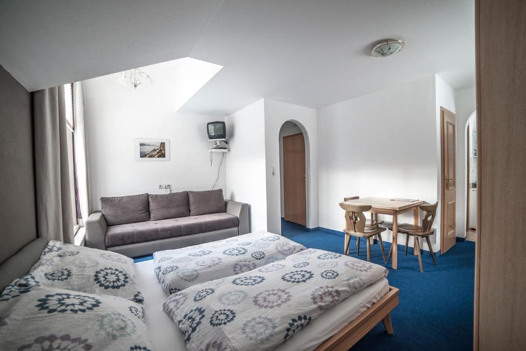 Letto o letti in una camera di Haus Julia Spiss Samnaun