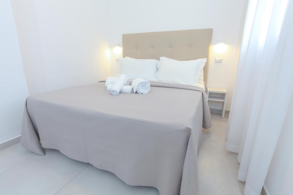 un letto bianco con due asciugamani sopra di Hotel Tourist Meuble a Rimini