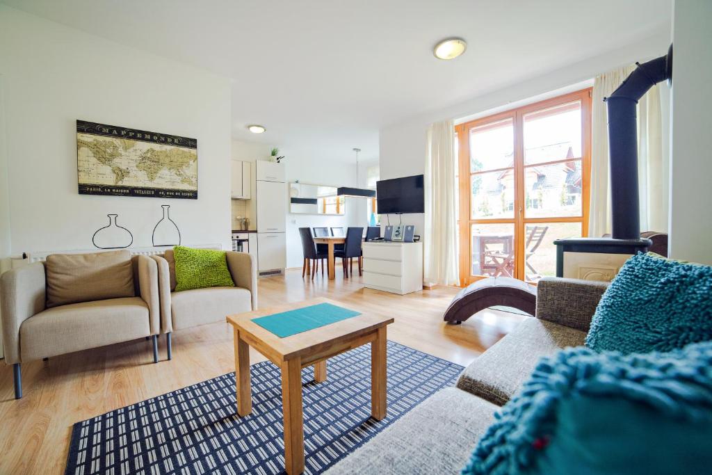 Televízia a/alebo spoločenská miestnosť v ubytovaní Apartamenty Sun & Snow Karpacz Myśliwska