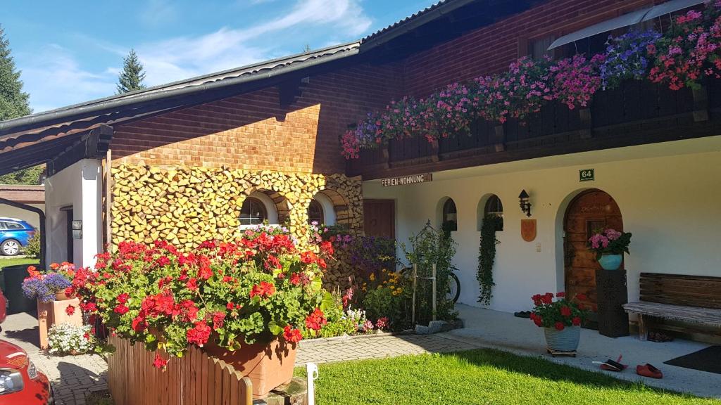 une maison avec des fleurs sur son côté dans l'établissement Haus Rochard, à Kienzen