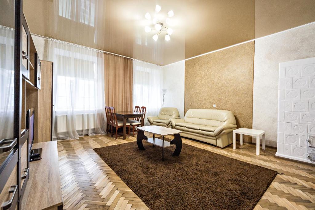 uma sala de estar com um sofá e uma mesa em Apartment in a city center! Krakivska,34 em Lviv