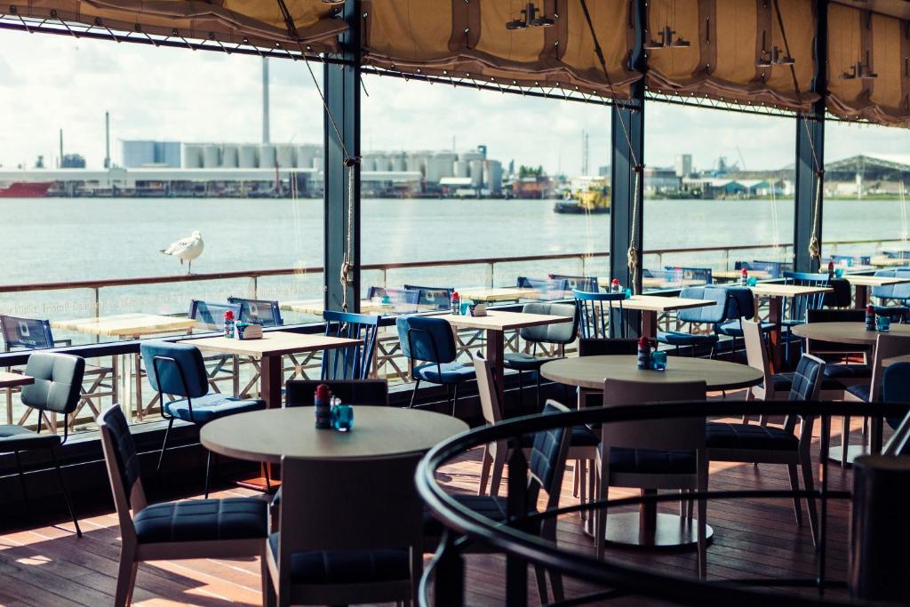 Výhled na řeku, která protéká v blízkosti hotelu