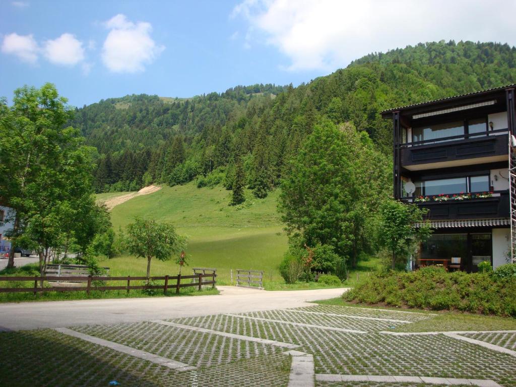 ヴァルヒゼーにあるOostenrijk-walchsee-Hasewinkelの山の建物前の駐車場