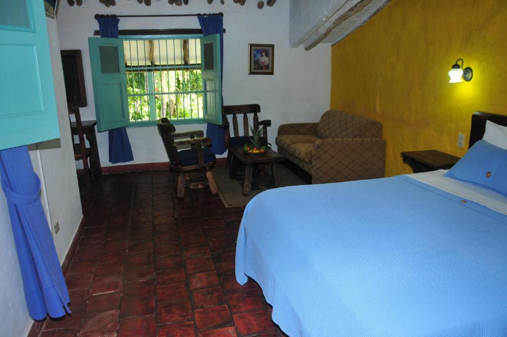 Postel nebo postele na pokoji v ubytování Hotel Mision Santa Barbara RNT 4799